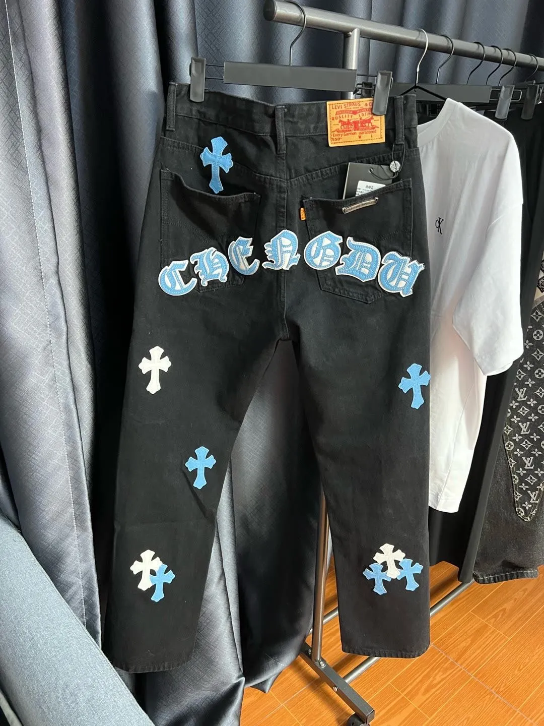 P186 ☞CHROME HEARTS✘Cro Heart Overseas Edition 24ss🔥New Heavy Industry Washed Embroidered American Retro Workwear Washed Jeans Loose fit with perfect details Washed denim fabric is wear-resistant and stain-resistant Three-dimensional cutting loose fit Imported machine printing will not crack and fall off after repeated washing Same style for men and women Couples Color: Denim blue Size: M-2XL Pants length Waist Hips M 96 76 106 L 97 80 110 XL 98 84 114 2XL 100 88 118